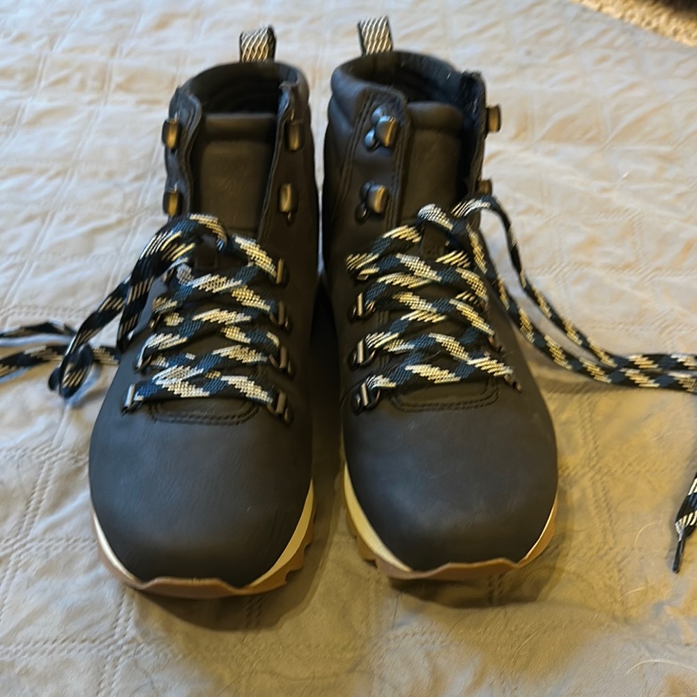 Merrell Black Ankle Boots with High-Top Design and Rugged Sole